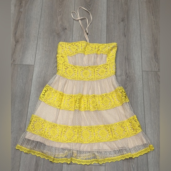Foxiedox Charming Yellow Lace woman’s Dress 👗💛 - Picture 2 of 9